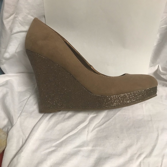 Fegalicious tan and gold wedges - Picture 5 of 5